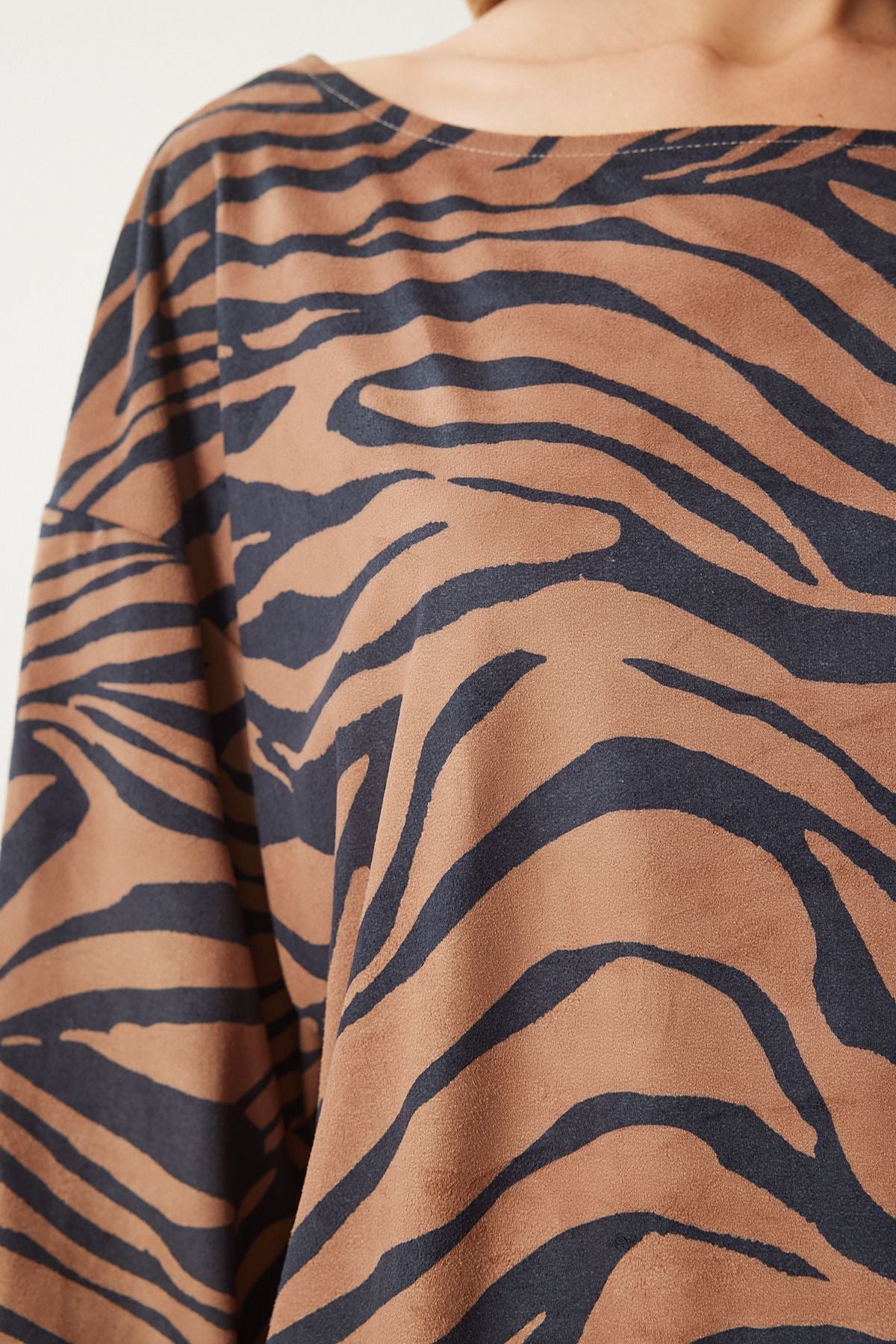 Siyah Bej Zebra Desenli Süet Bluz FN03401