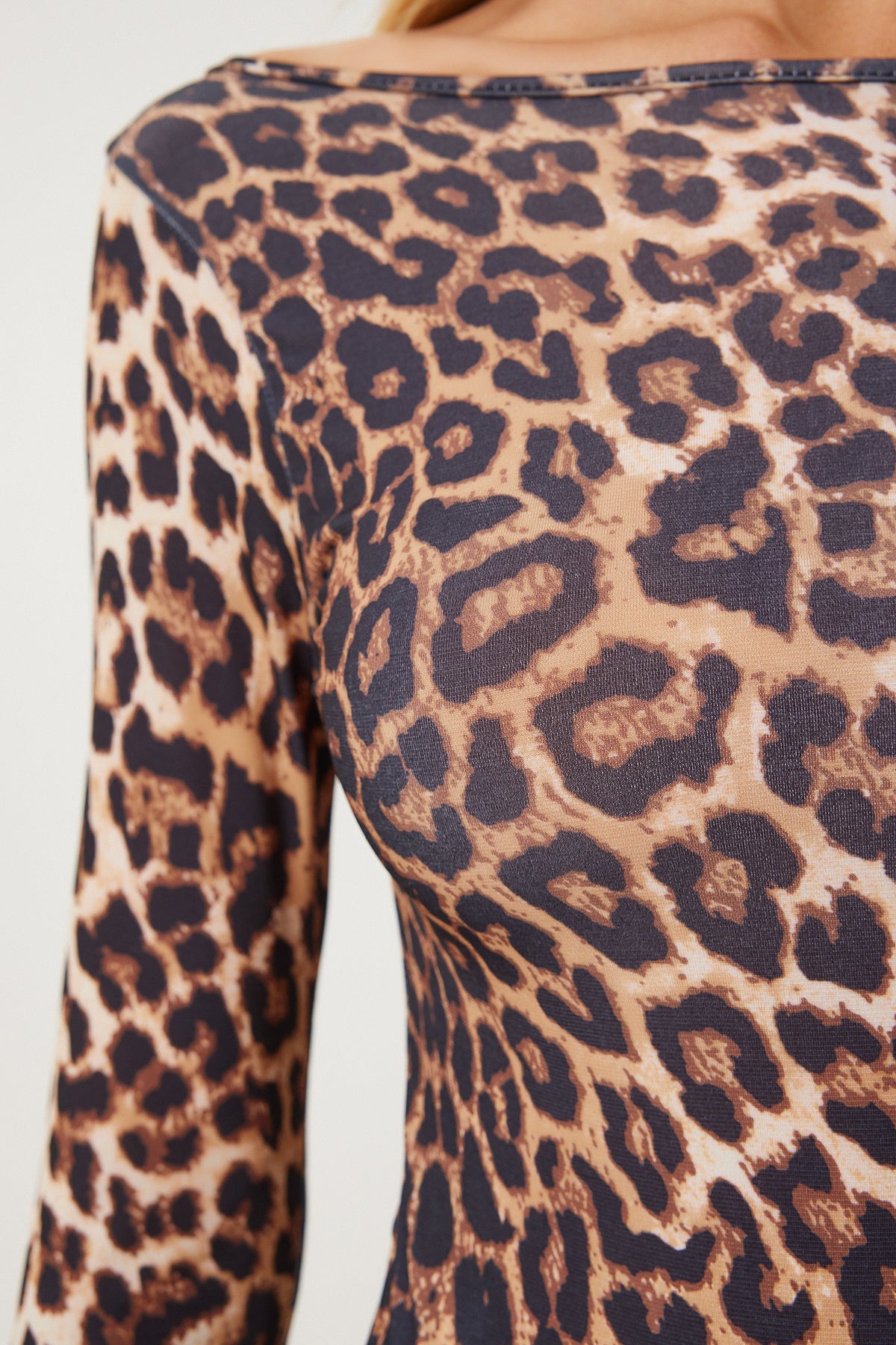 Siyah Bej Leopar Desenli Çıtçıtlı Dokuma Bluz YK00084