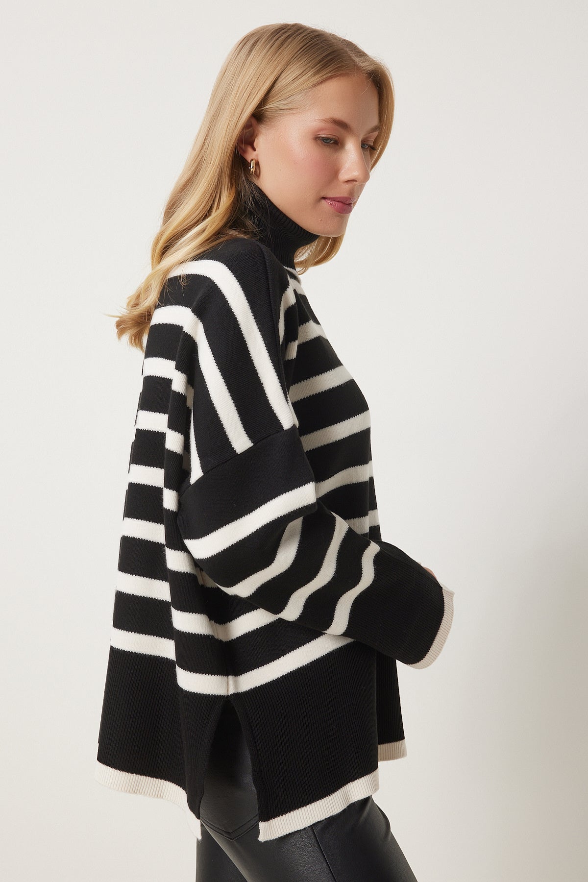 Siyah Ekru Çizgili Oversize Triko Kazak BV00122