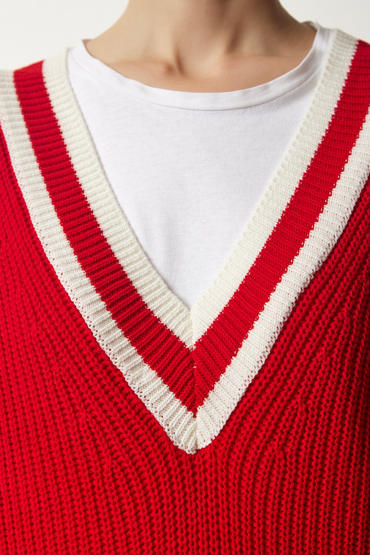 Kırmızı V Yaka Şerit Detaylı Oversize Triko Kazak YY00191