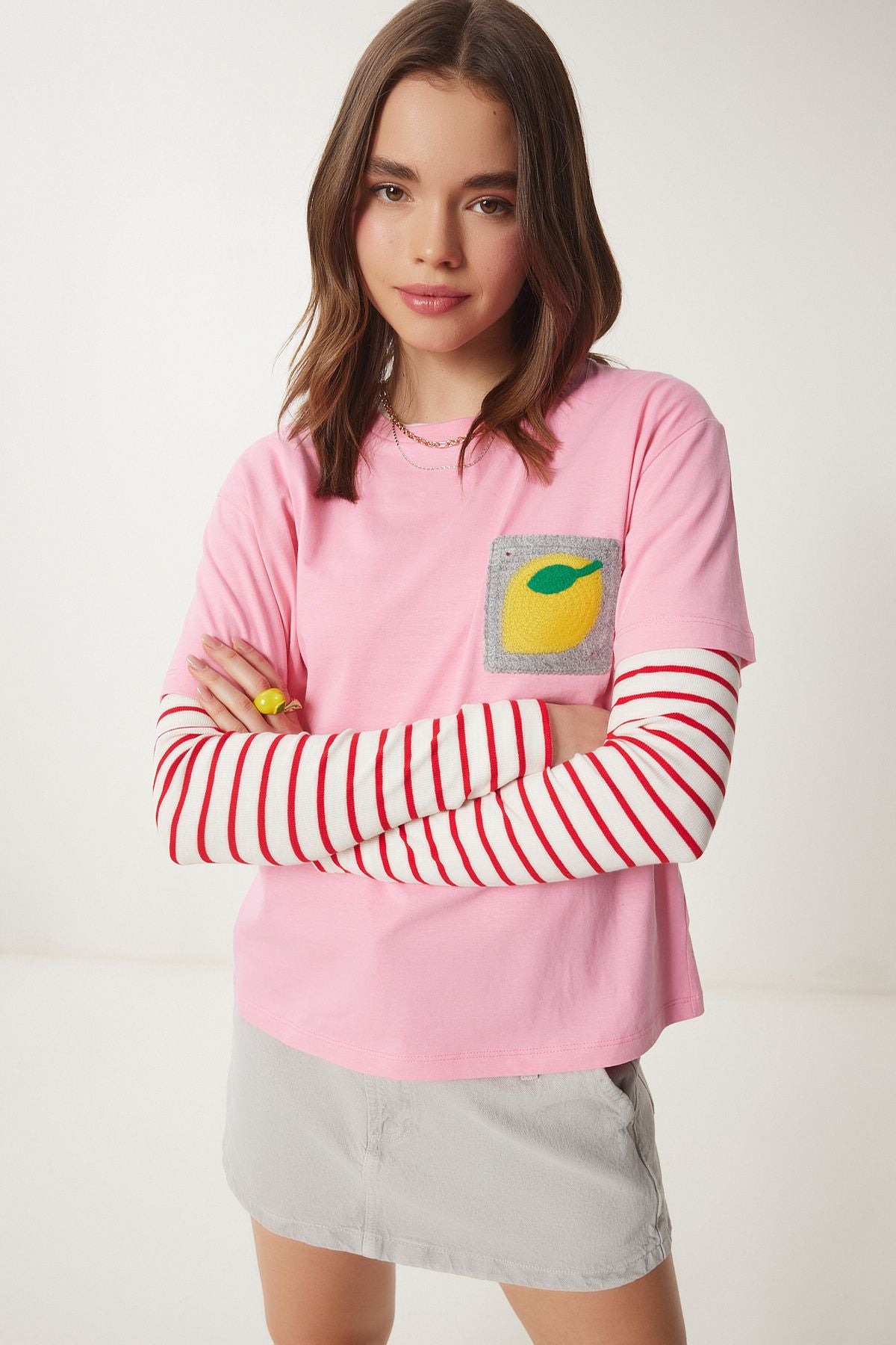 Pembe Nakış Cepli Pamuklu T-Shirt CR00450