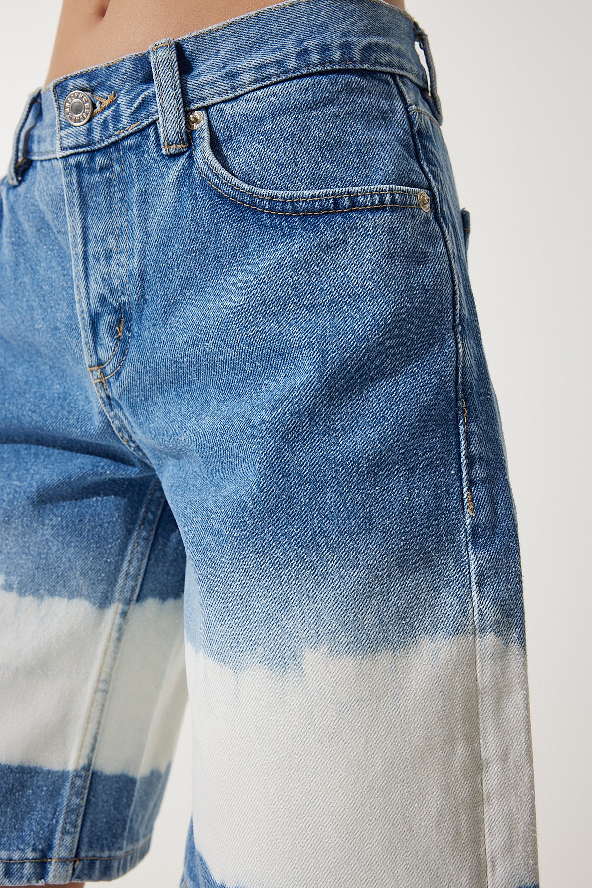 Mavi Batik Desenli Denim Şort UT00009