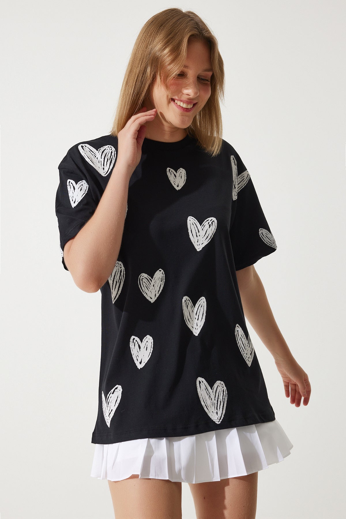 Siyah Beyaz Kalp Baskılı Oversize Pamuklu T-Shirt BP00165