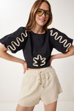 Siyah Balon Kollu İşlemeli Crop Poplin Bluz TP00082