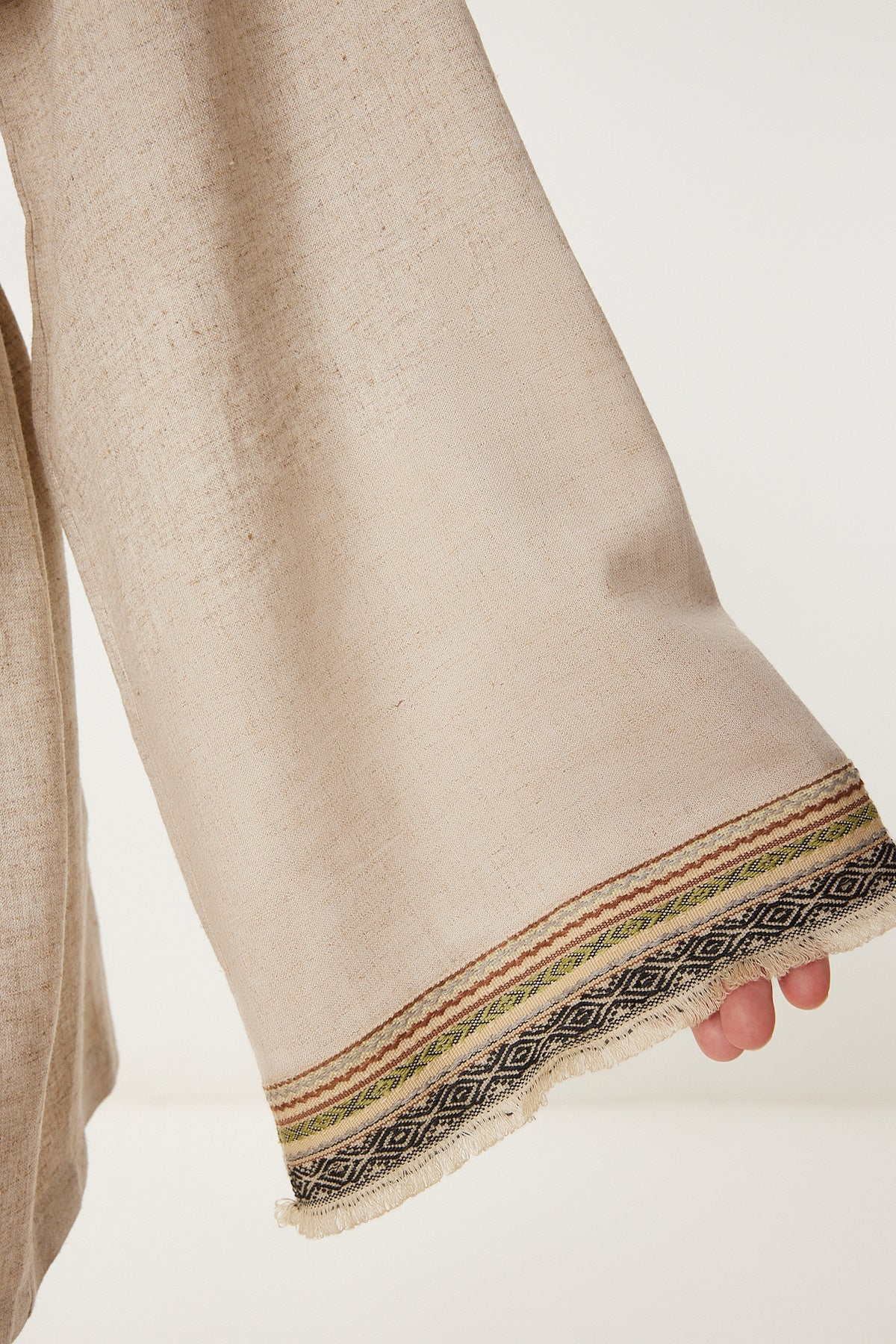 Bej Nakış İşlemeli Kuşaklı Keten Kimono BV00176