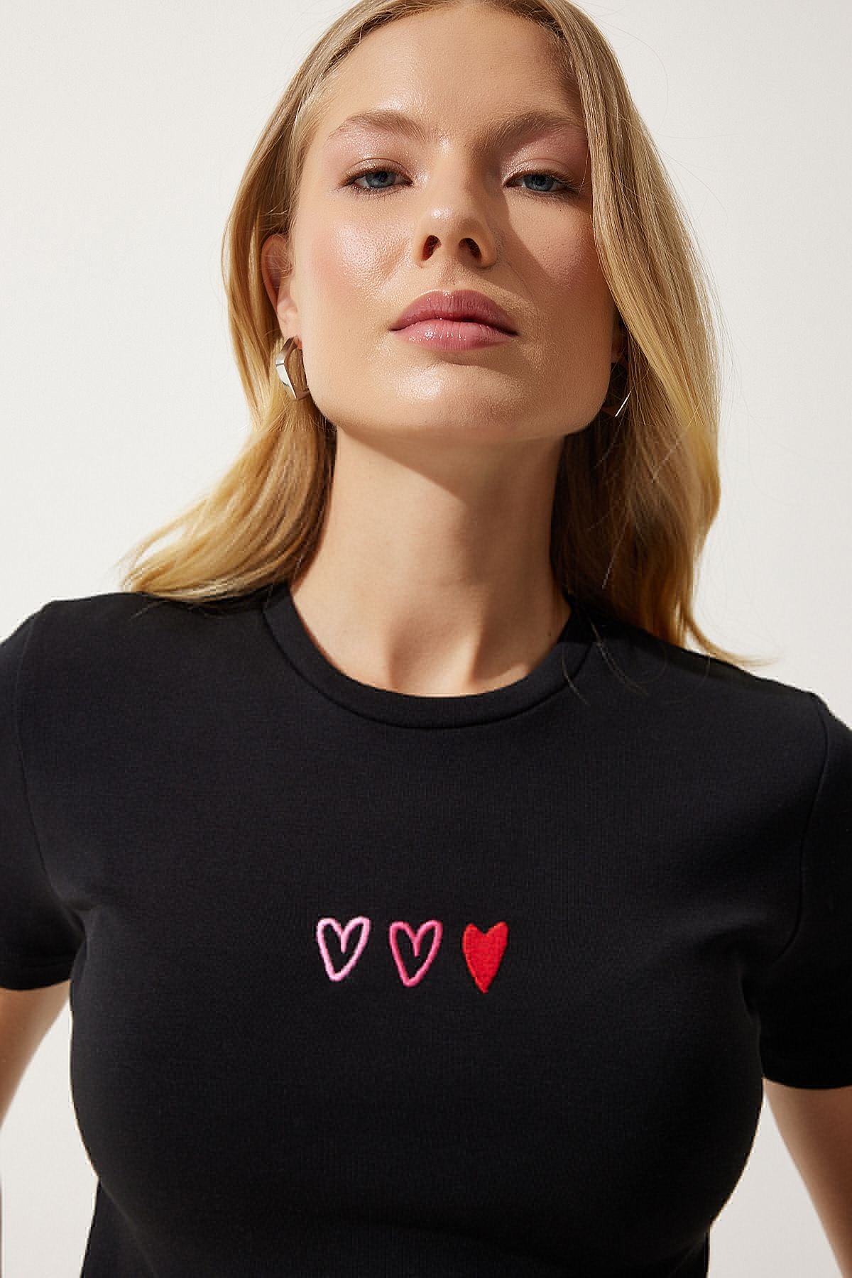 Siyah Kalp Nakışlı Crop Örme T-Shirt MX00158