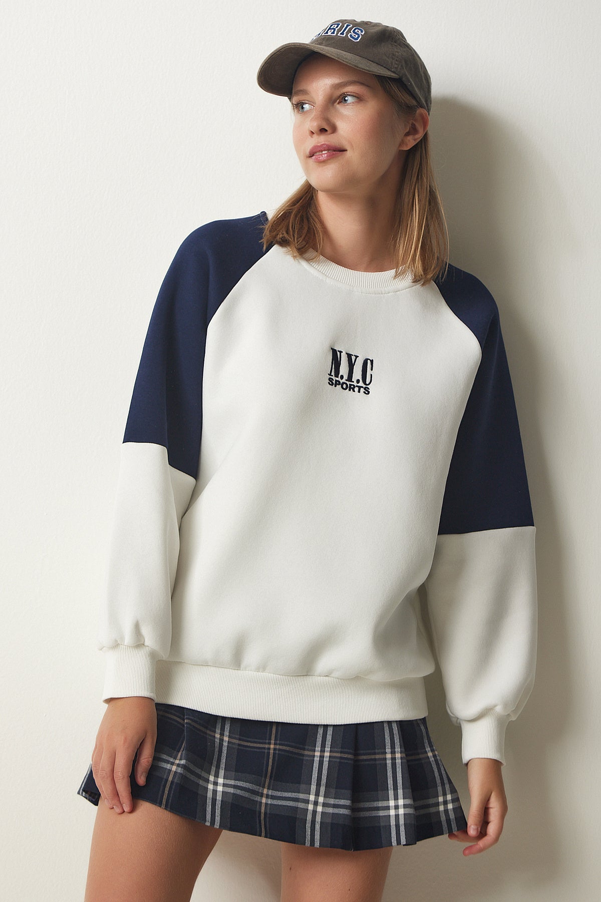 Beyaz Lacivert Blok Renki Şardonlu Sweatshirt HF00448