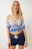 Krem Mavi Desenli Carmen Yaka Esnek Crop Örme Bluz ZH00051