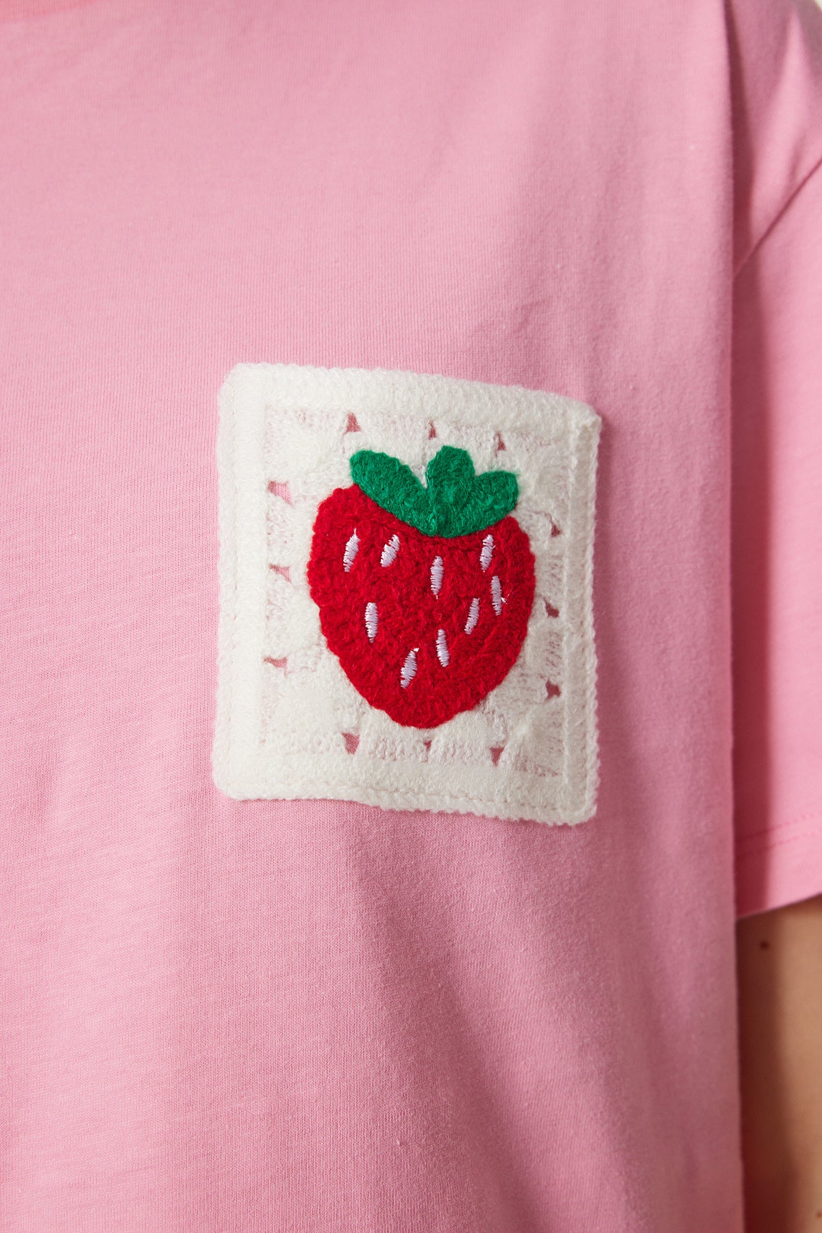 Pembe Çilekli Nakış Cepli Pamuklu T-Shirt CR00449