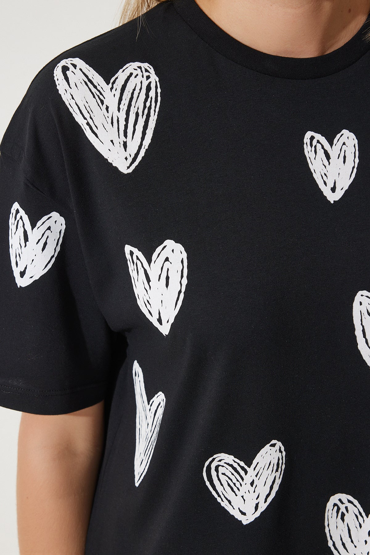 Siyah Beyaz Kalp Baskılı Oversize Pamuklu T-Shirt BP00165
