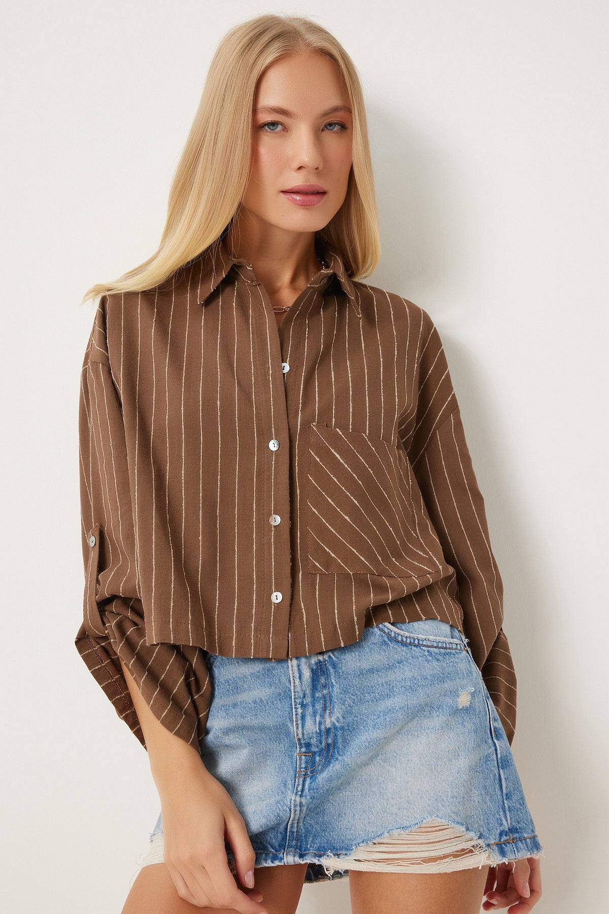 Kahverengi İnce Çizgili Crop Keten Gömlek DM00140