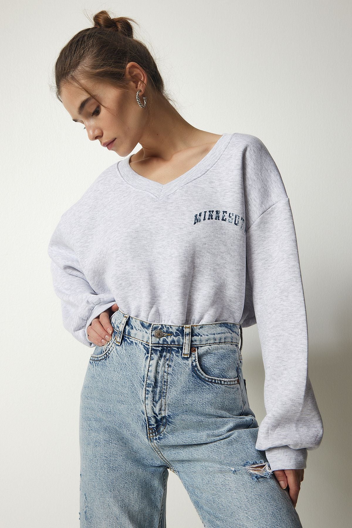 Gri Melanj V Yaka Oversize Crop Örme Sweatshirt MC00239