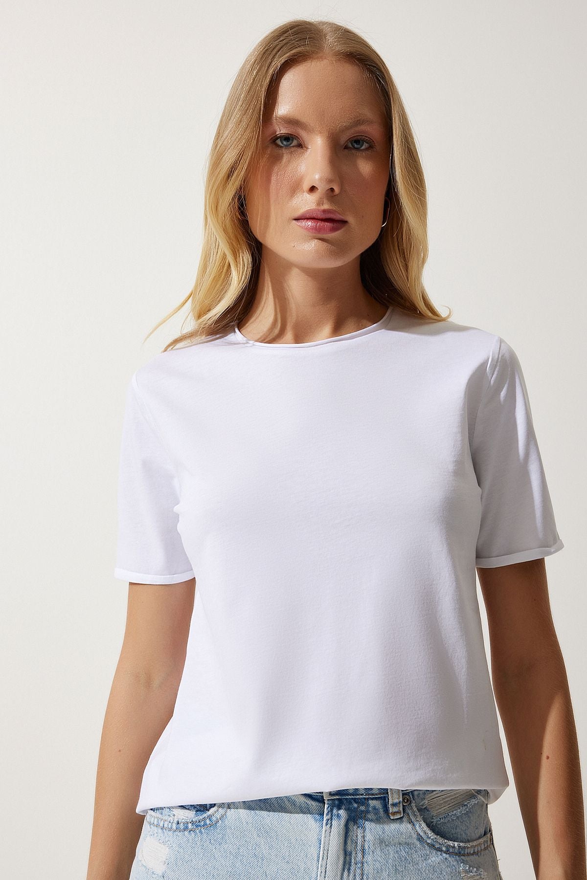 Beyaz Bisiklet Yaka Basic Örme T-Shirt UB00229