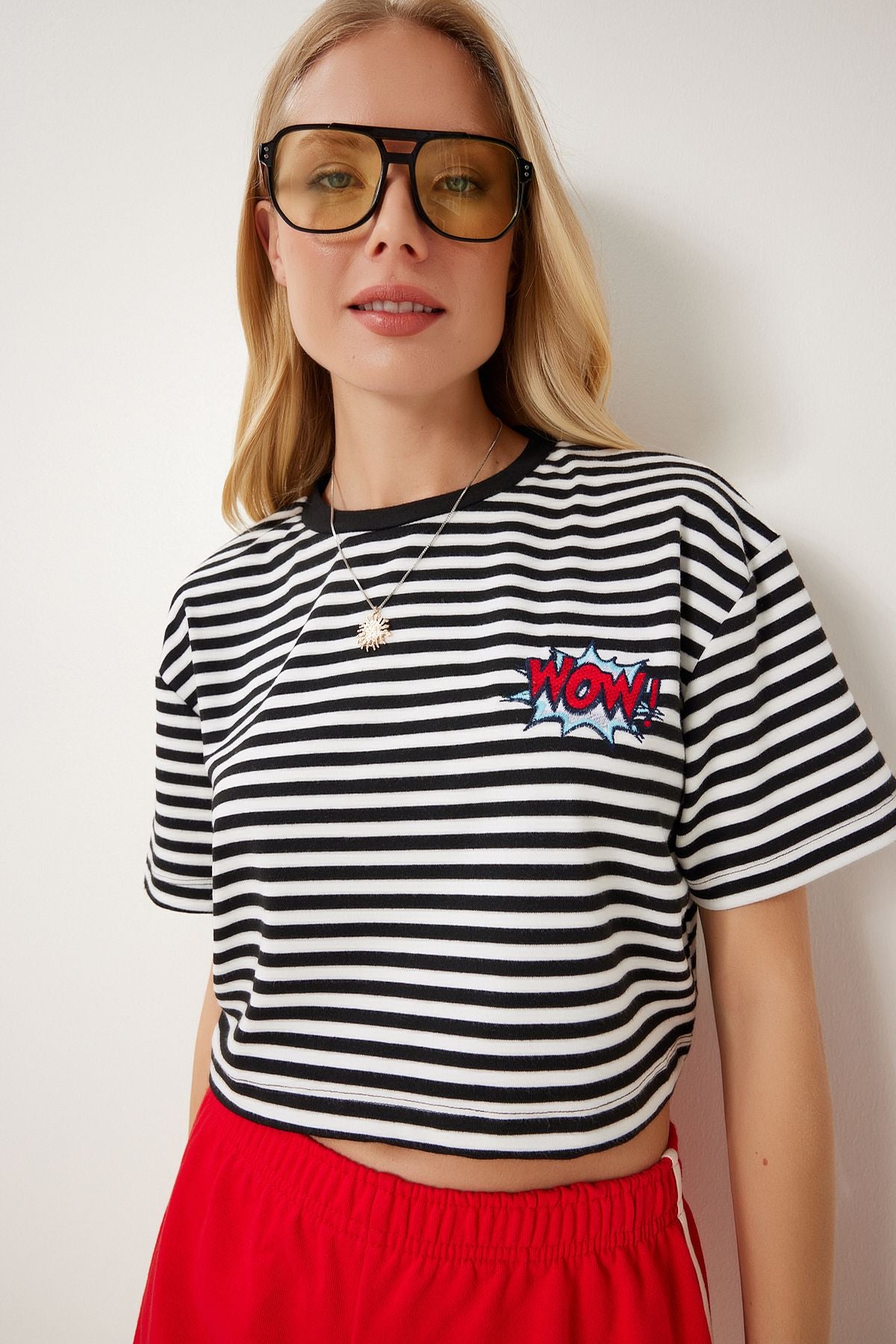 Siyah Çizgili Nakışlı Pamuklu Crop Örme T-Shirt CR00495