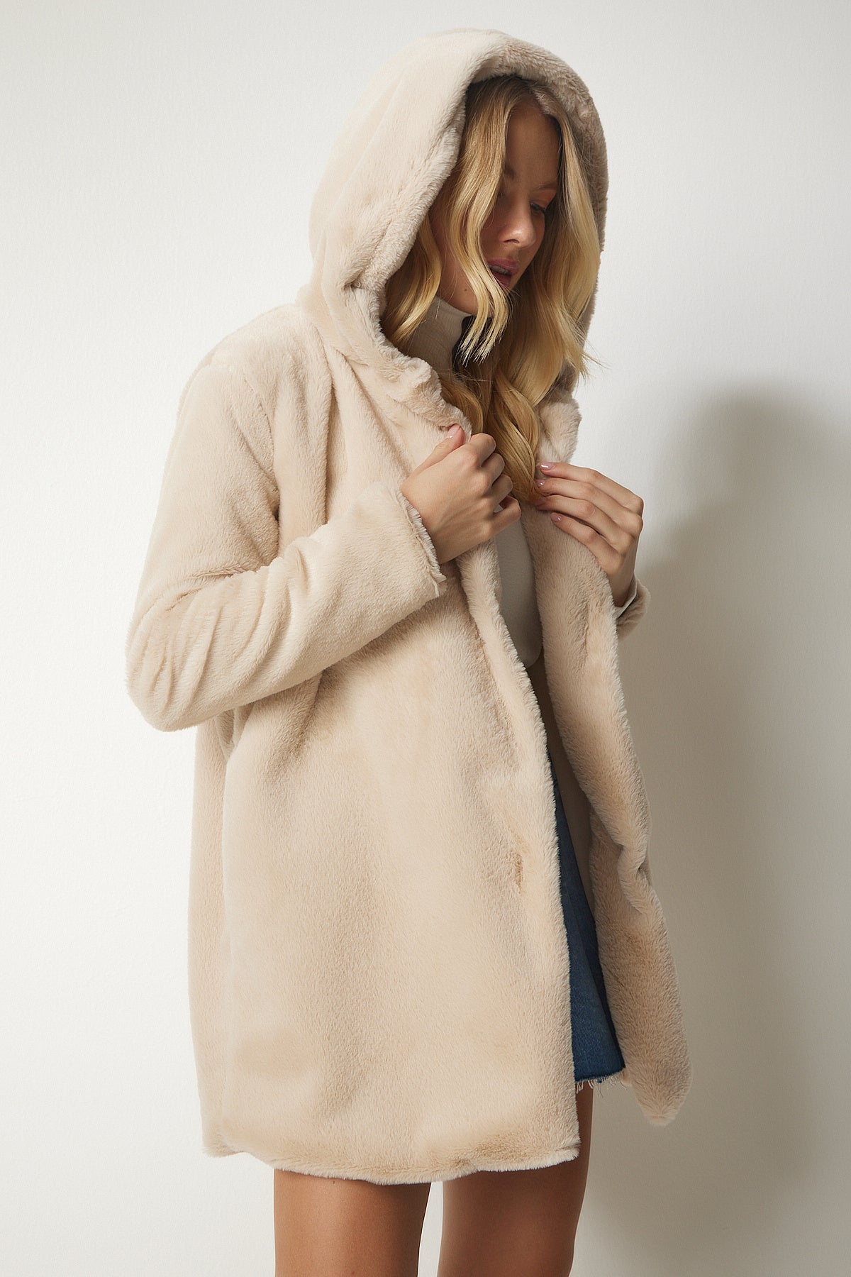 Bej Kapüşonlu Oversize Kürklü Peluş Kaban RV00148