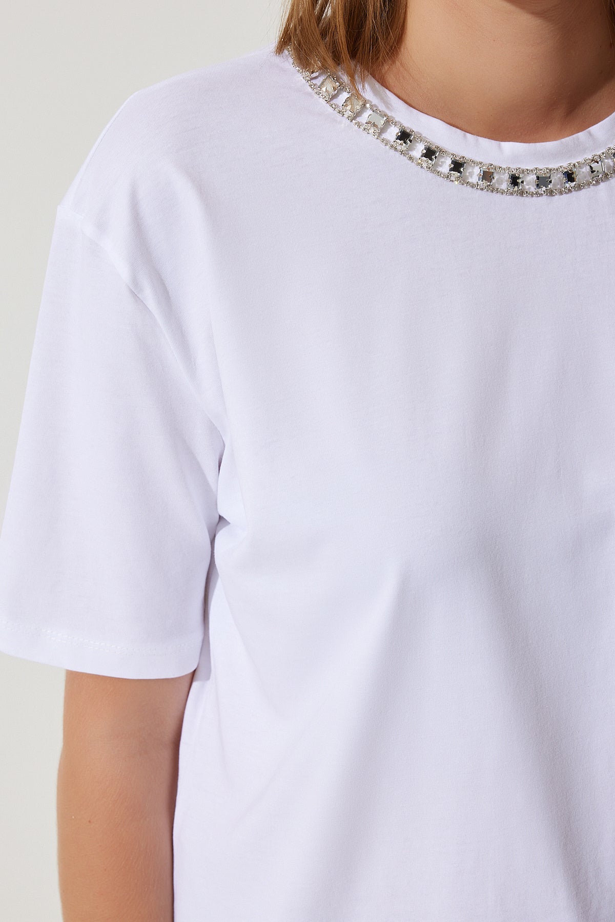 Beyaz Yakası Zincir Kolyeli %100 Pamuk Örme T-Shirt UB00277