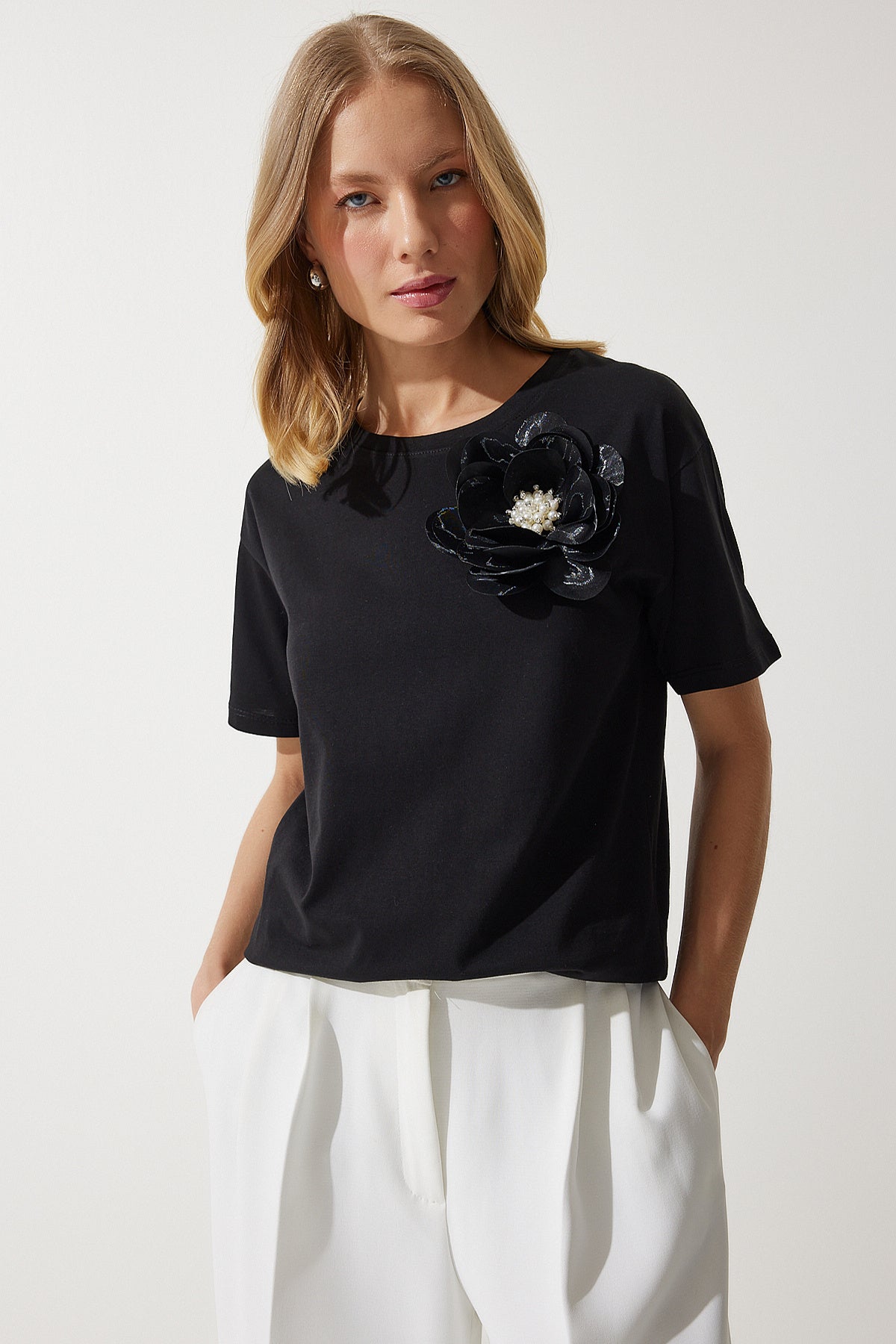 Siyah İncili Çiçek Detaylı Örme T-Shirt NJ00146