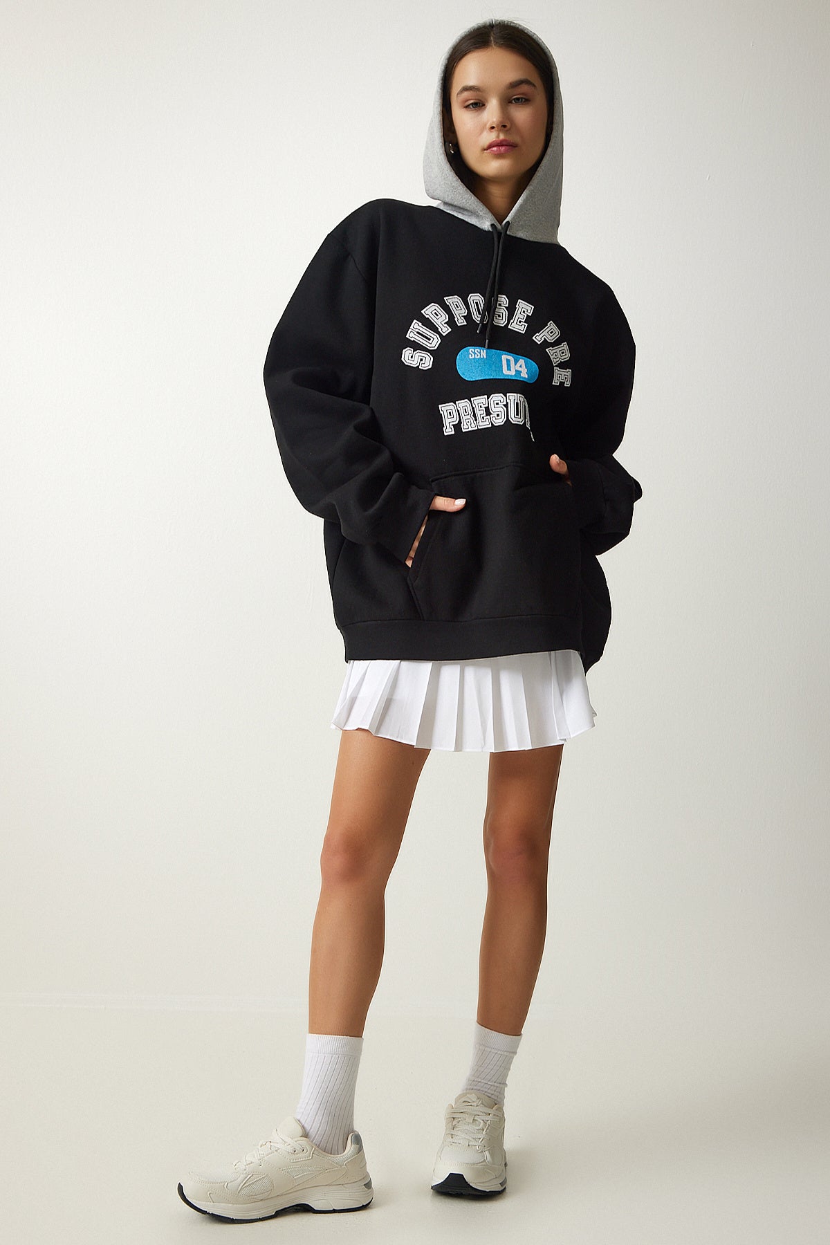 Siyah Kapüşonlu Şardonlu Baskılı Sweatshirt OW00003