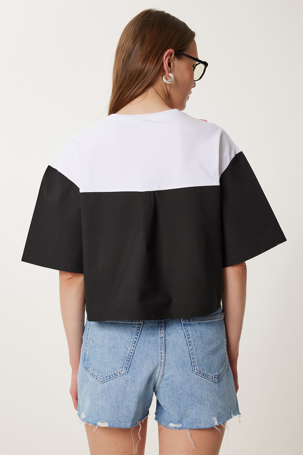 Siyah Beyaz Çiçek Detaylı Crop Örme T-Shirt TP00085