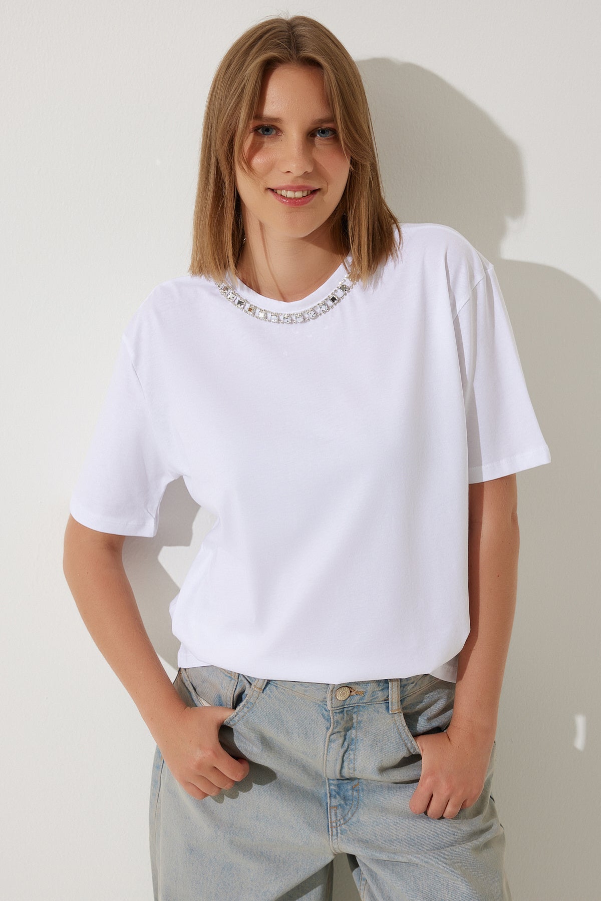 Beyaz Yakası Zincir Kolyeli %100 Pamuk Örme T-Shirt UB00277