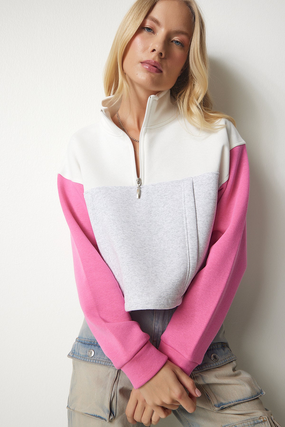 Gri Pembe Fermuarlı Yaka Şardonlu Örme Crop Sweatshirt NJ00130