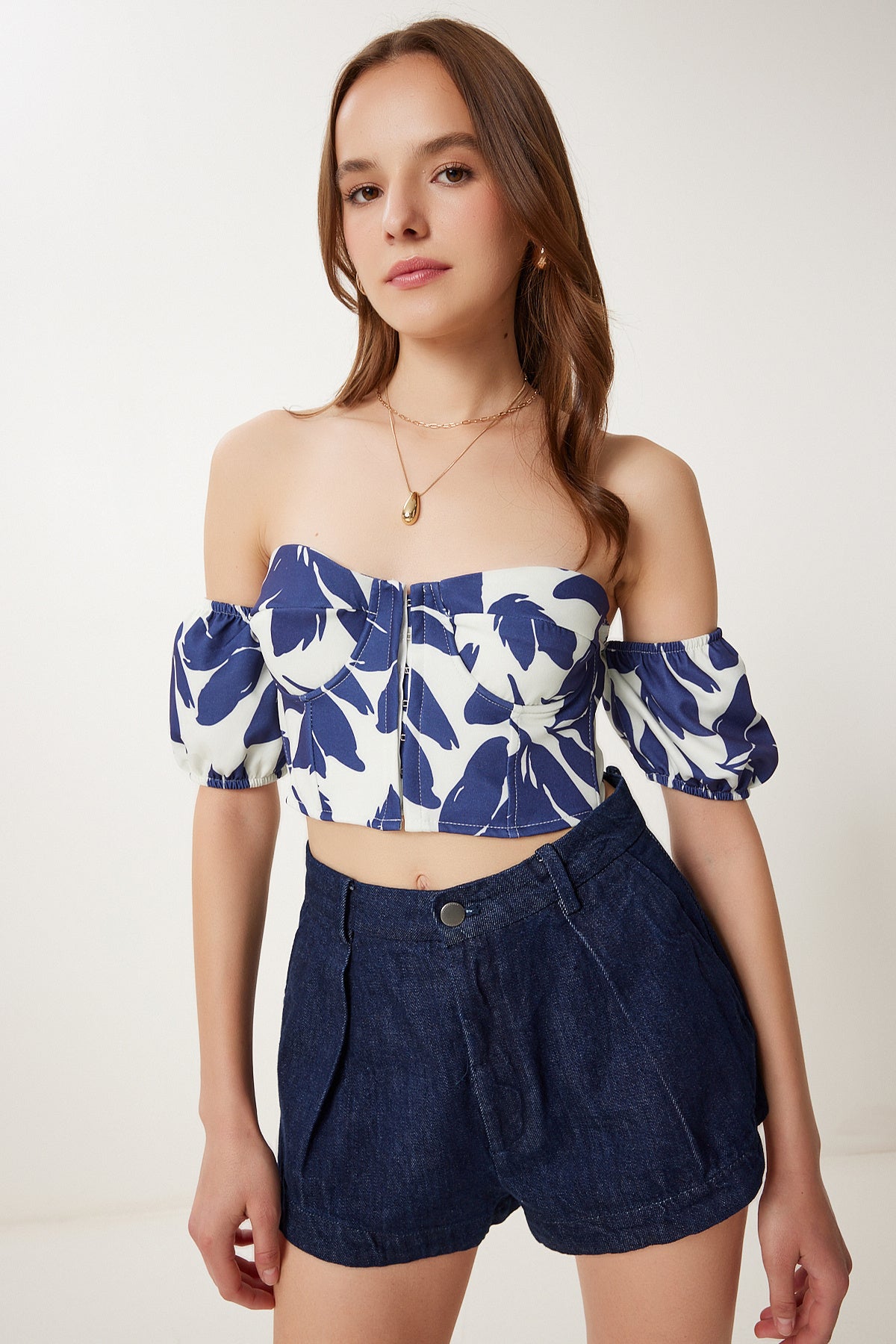 Krem Lacivert Desenli Crop Viskon Bluz CR00510