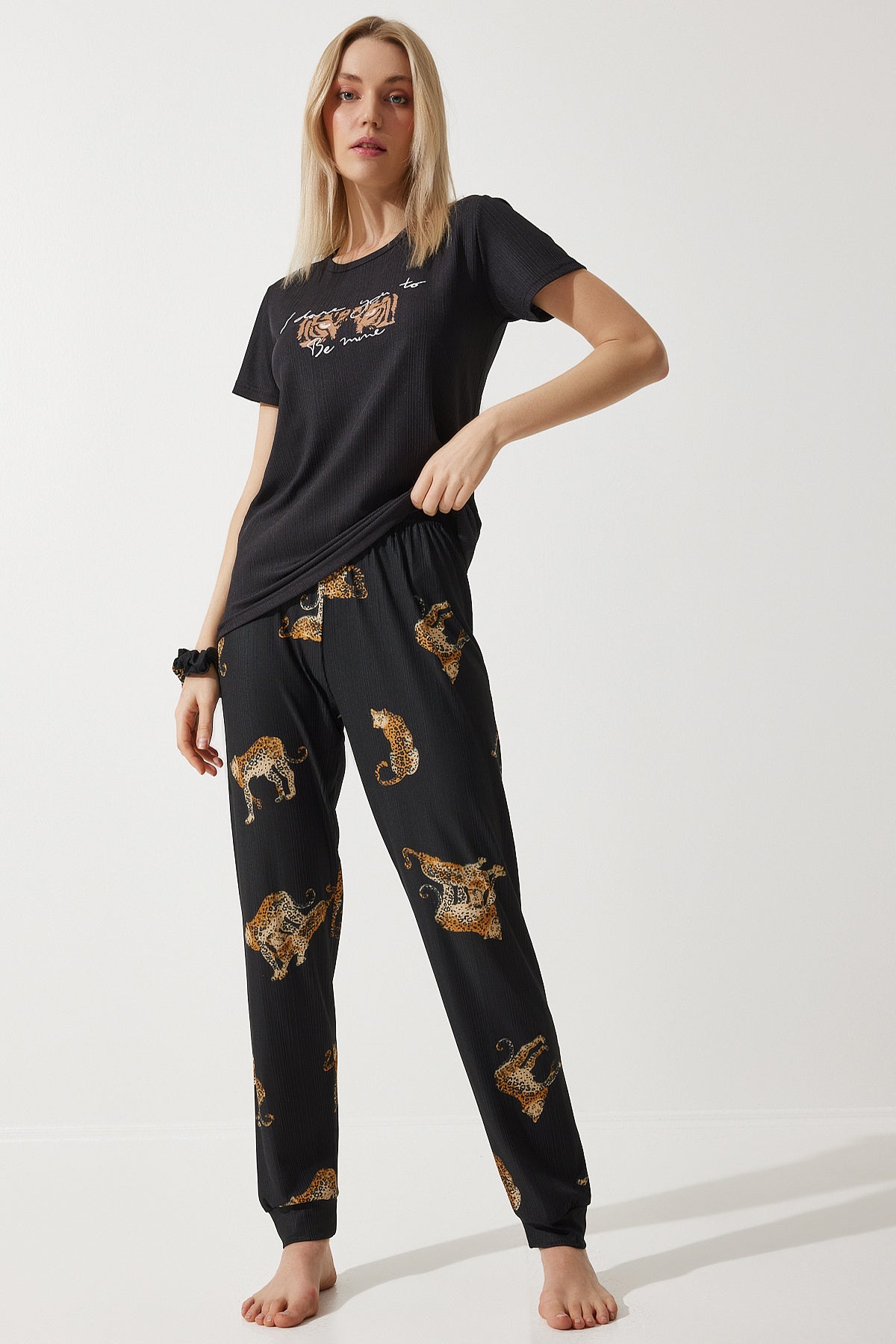 Siyah Kaplan Desenli Tokalı T-Shirt Pantolon Örme Pijama Takımı FP00004