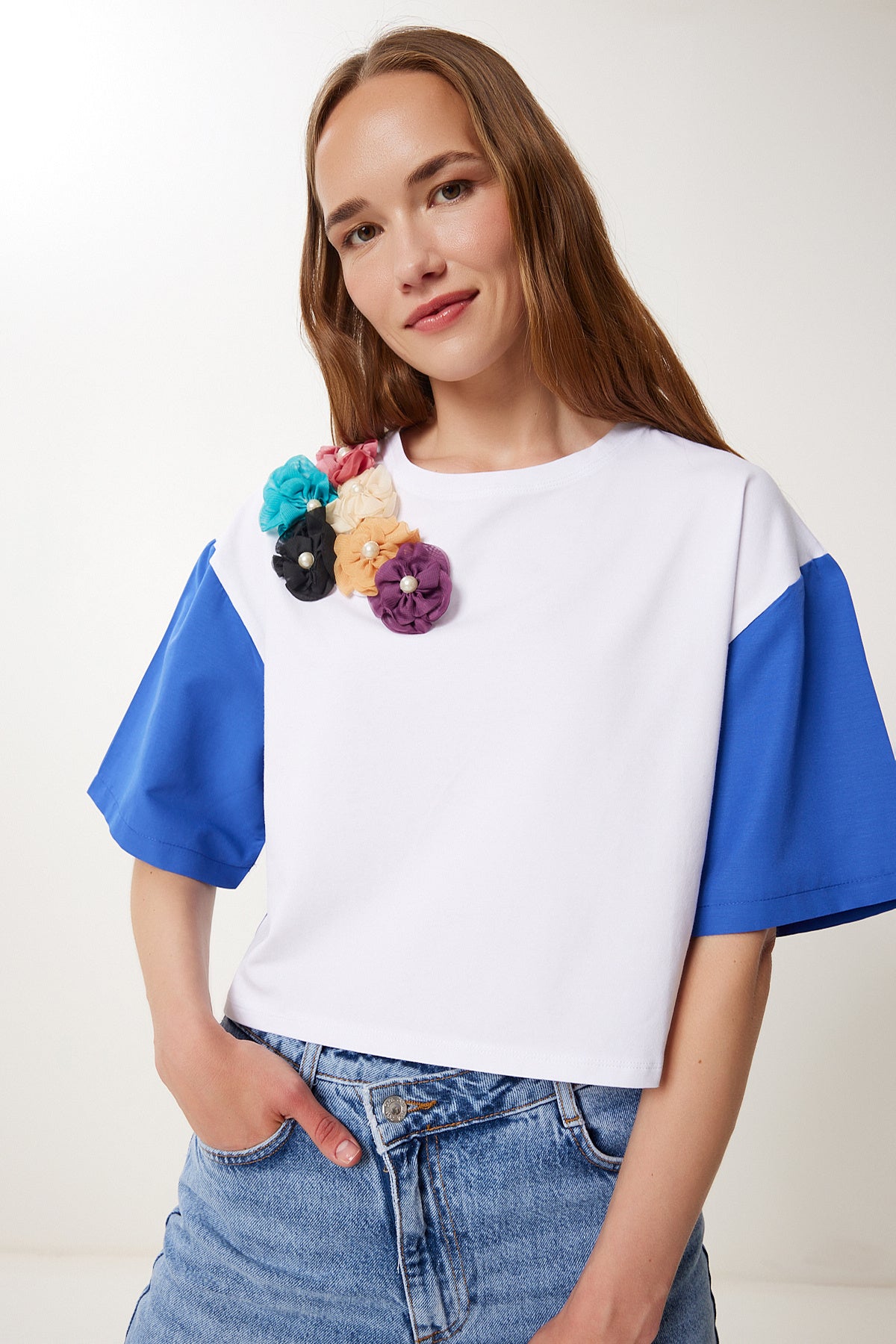 Mavi Beyaz Çiçek Detaylı Crop Örme T-Shirt TP00085