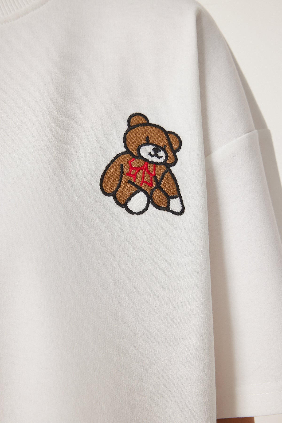 Ekru Ayıcık İşlemeli Oversize Örme T-Shirt ZV00286