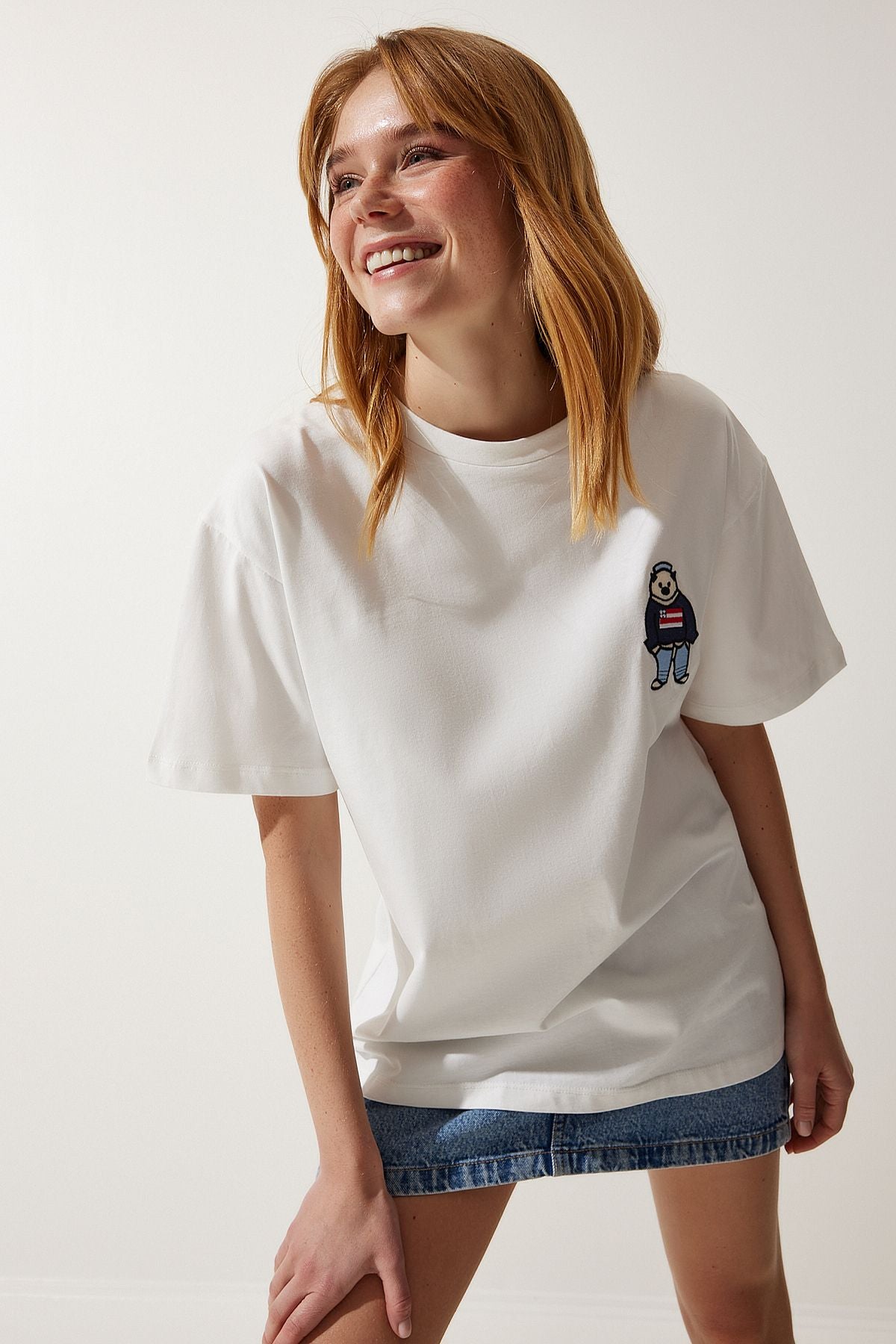 Beyaz Bisiklet Yaka Nakışlı Oversize Örme T-Shirt NJ00142