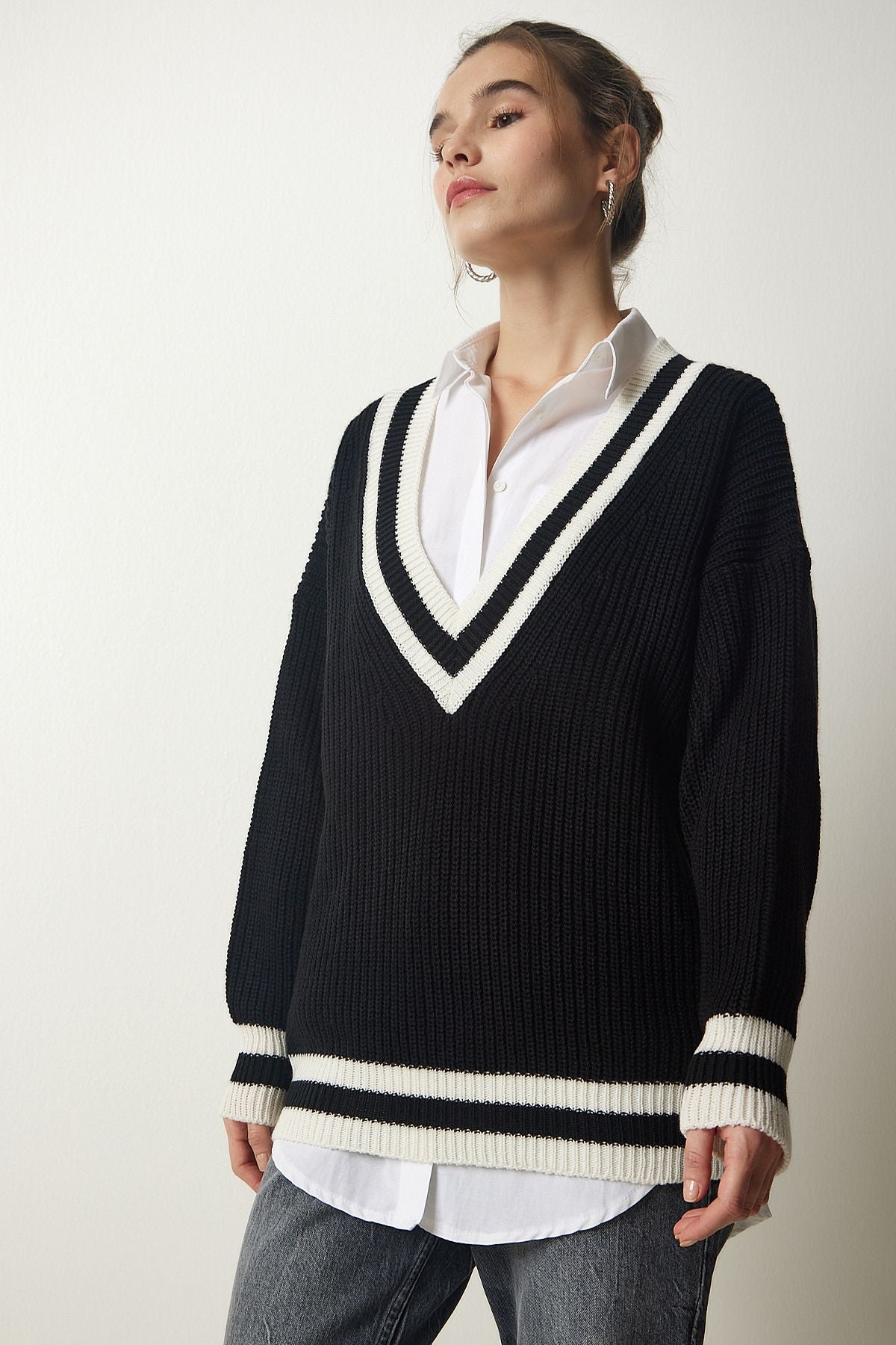 Siyah V Yaka Şerit Detaylı Oversize Triko Kazak YY00191