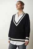 Siyah V Yaka Şerit Detaylı Oversize Triko Kazak YY00191