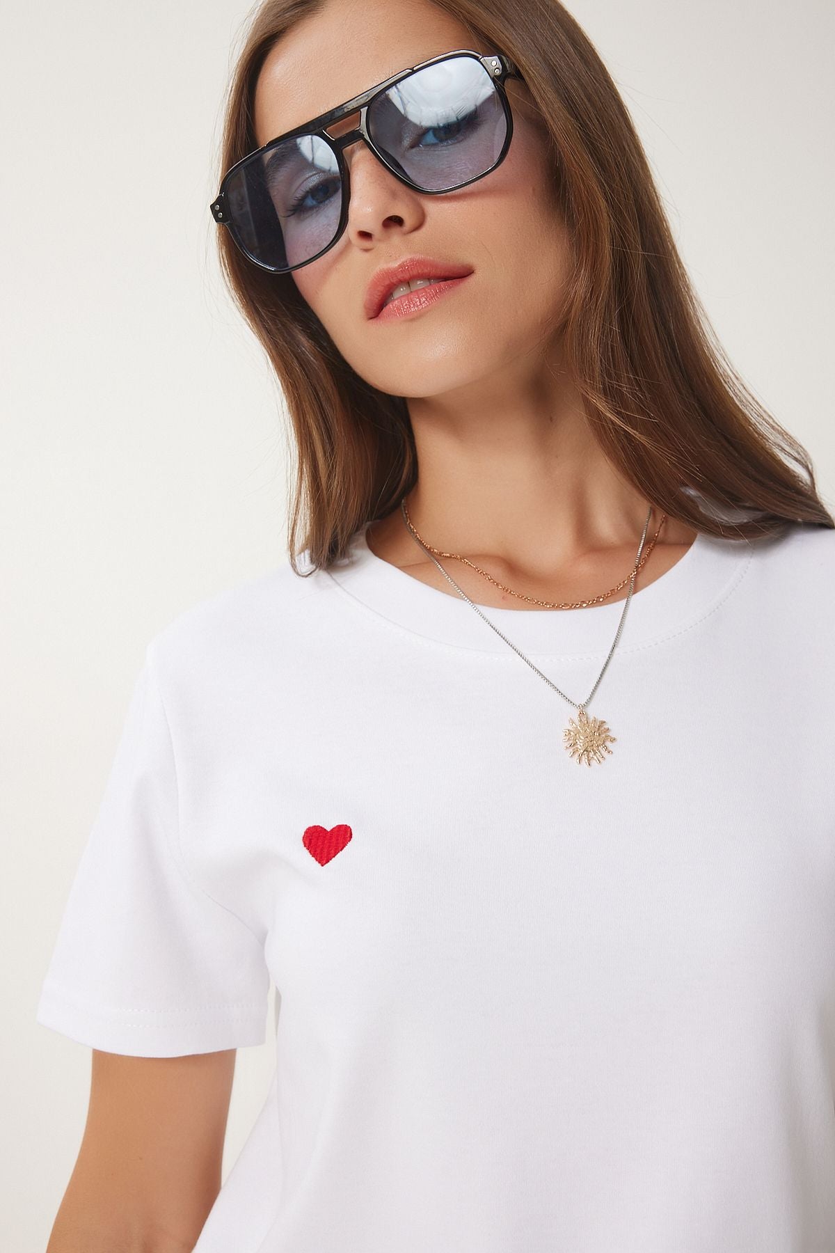Beyaz Kalp Nakışlı Örme T-Shirt DP00242