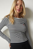 Siyah Beyaz Nakışlı Çizgili Fitilli Örme Crop Bluz MC00234