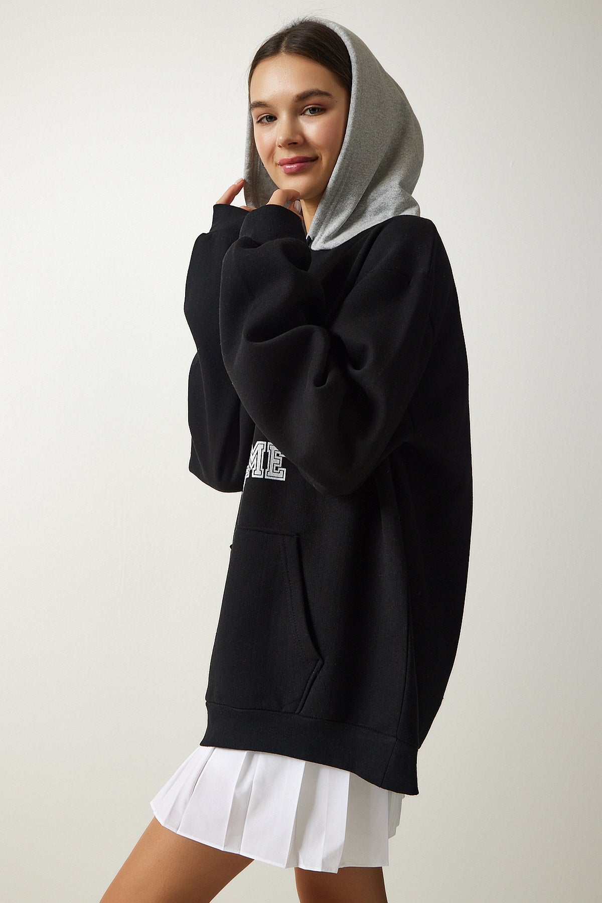 Siyah Kapüşonlu Şardonlu Baskılı Sweatshirt OW00003