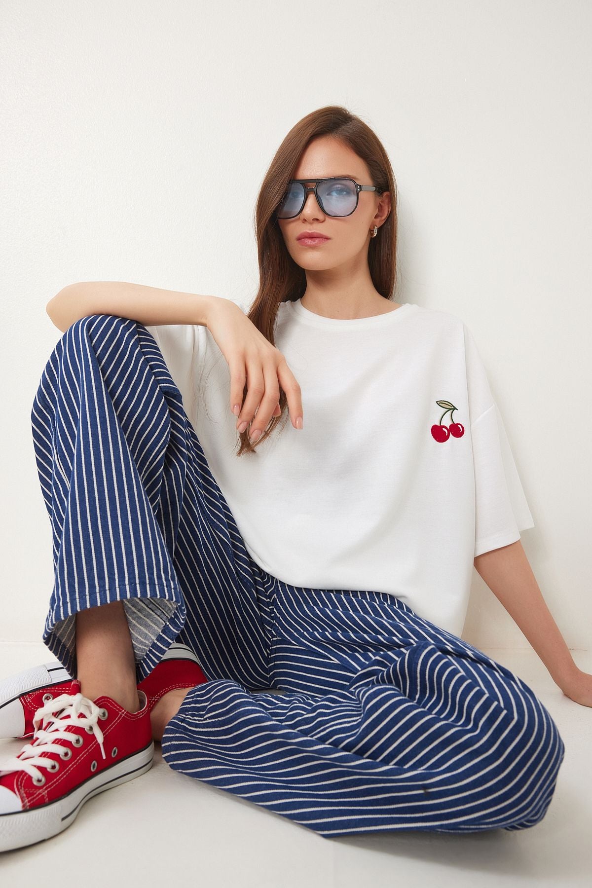 Ekru Oversize Nakışlı Örme T-Shirt ZV00276