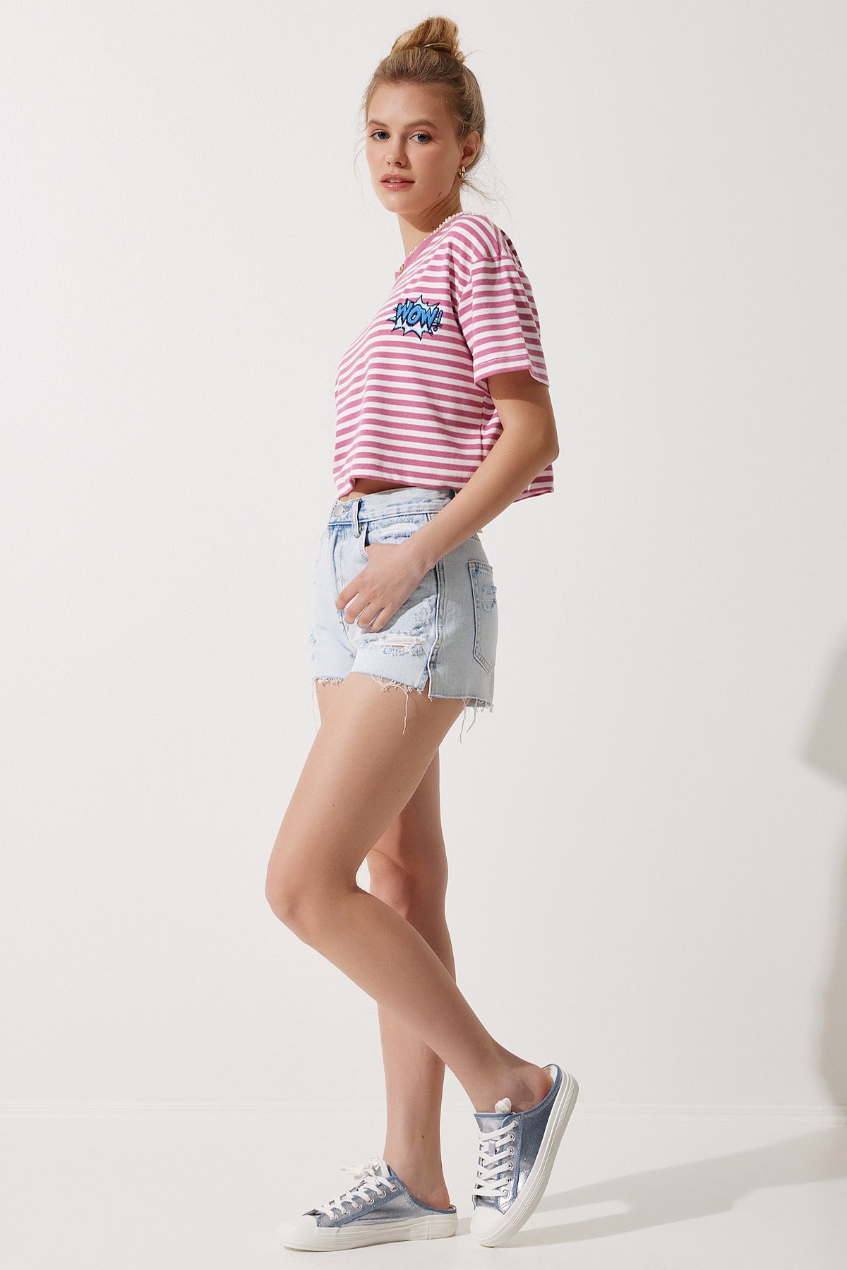 Pembe Nakış Detaylı Çizgili %100 Pamuk Crop Örme T-Shirt CR00436