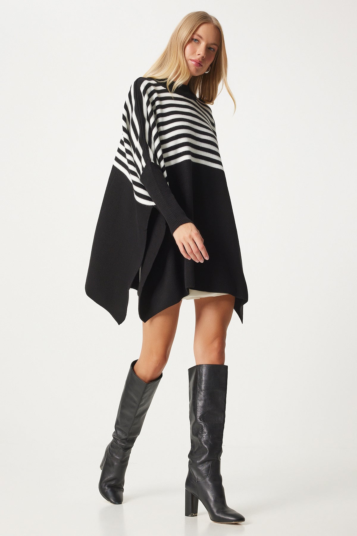Siyah Çizgili Yandan Yırtmaçlı Oversize Panço Kazak DD01336