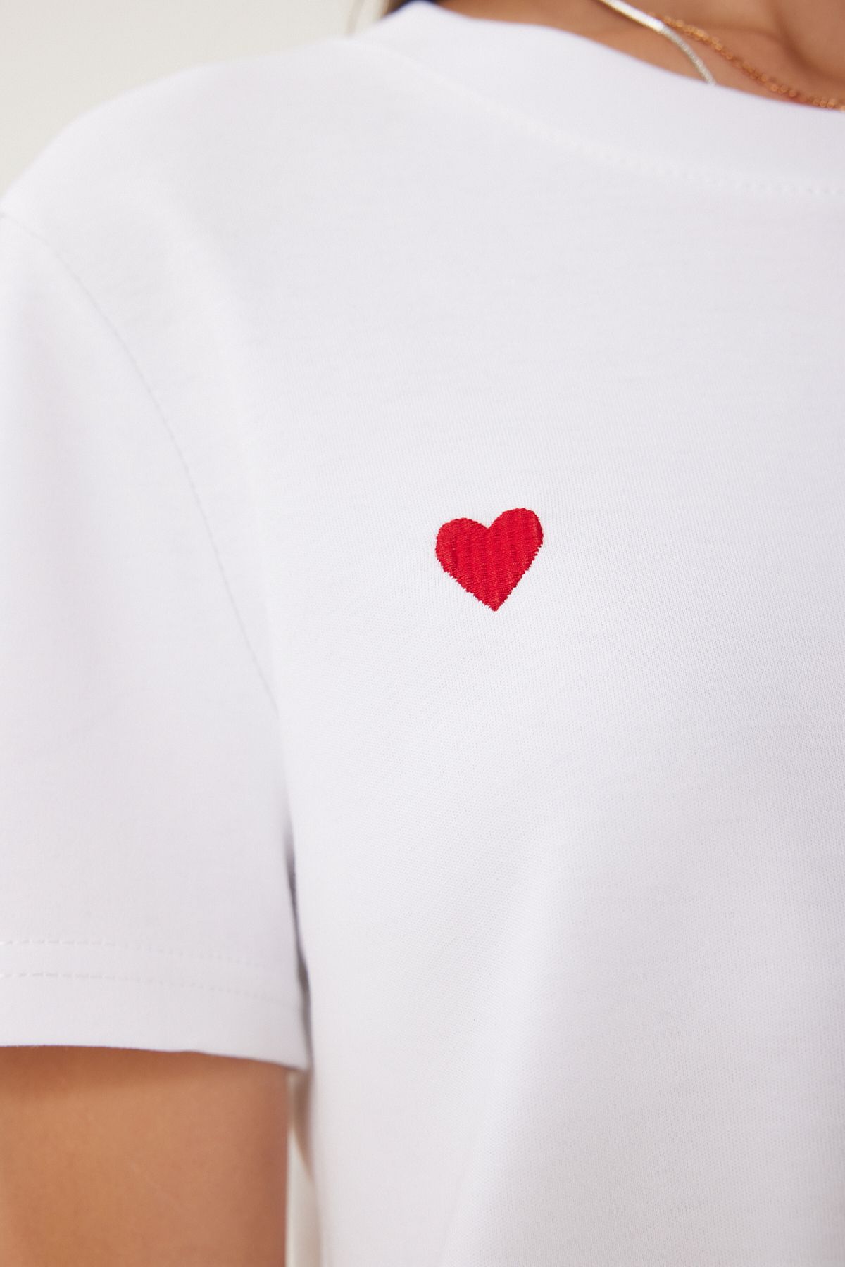 Beyaz Kalp Nakışlı Örme T-Shirt DP00242