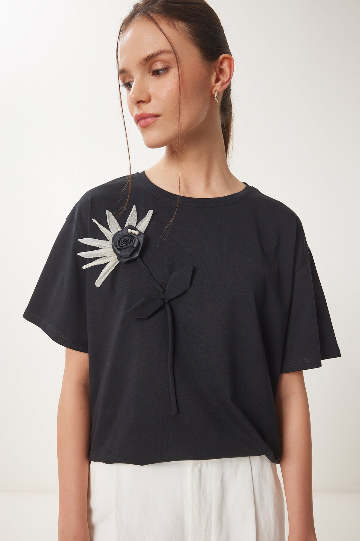 Siyah Çiçek Armalı Pamuklu Örme T-Shirt ZV00295