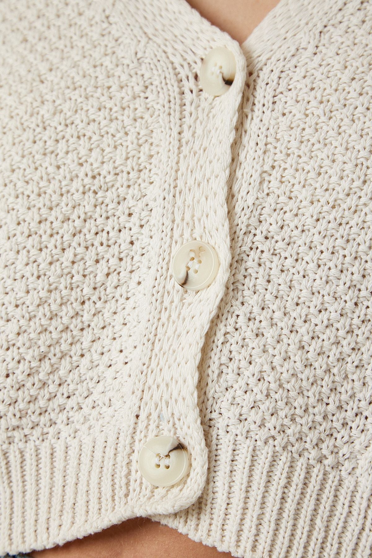 Krem Motifli Düğmeli Crop Triko Hırka  MW00132