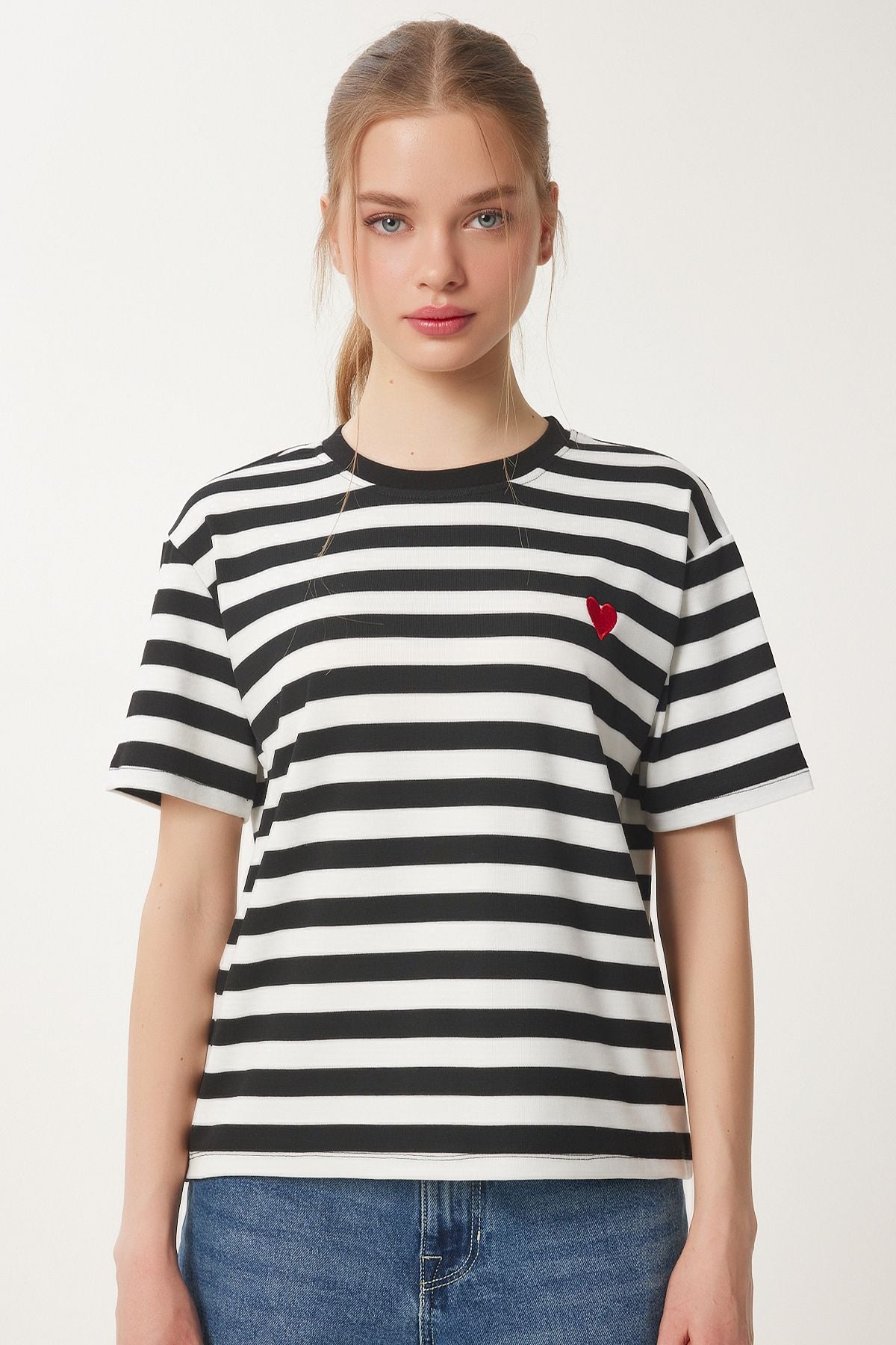 Siyah Beyaz Kalp Nakışlı Çizgili Örme T-Shirt AN00228