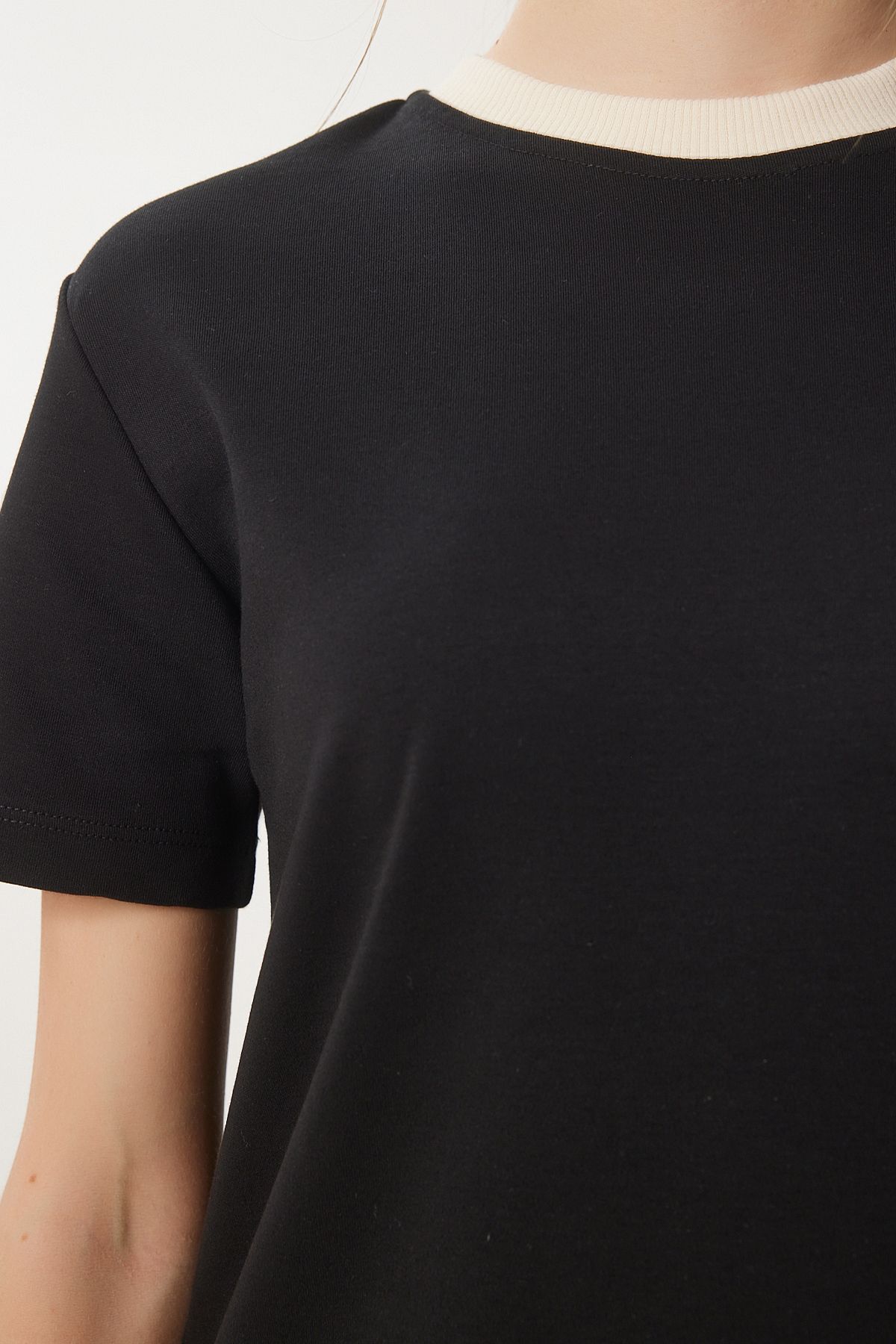 Siyah Kontrast Renkli Pamuklu Örme T-Shirt CR00472