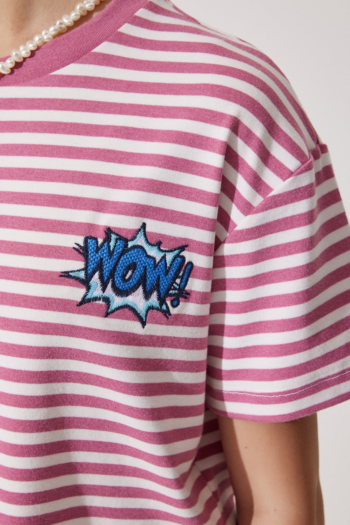 Pembe Nakış Detaylı Çizgili %100 Pamuk Crop Örme T-Shirt CR00436