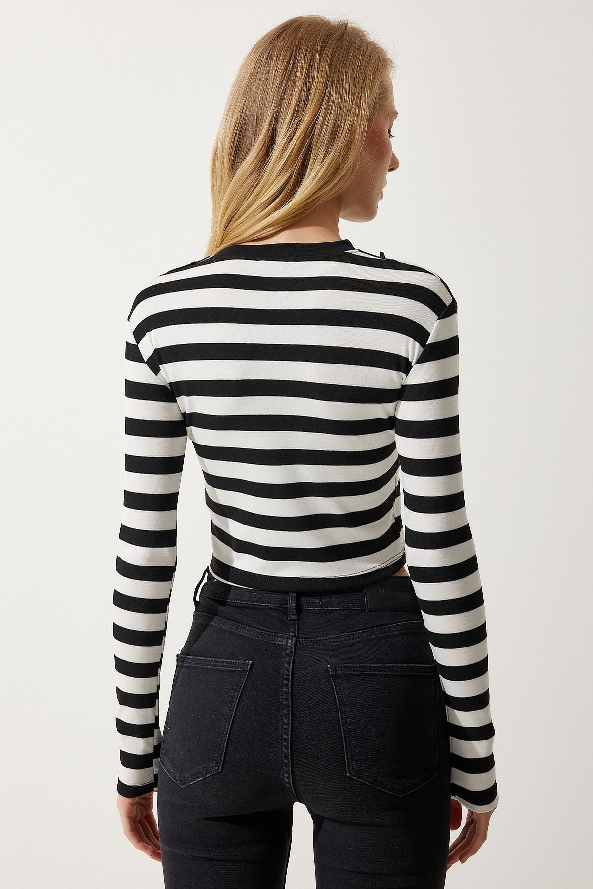 Siyah Beyaz Çıkarılabilir Kolyeli Çizgili Crop Örme Bluz AN00177