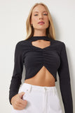 Siyah Cut Out Detaylı Büzgülü Crop Örme Bluz  FN03369