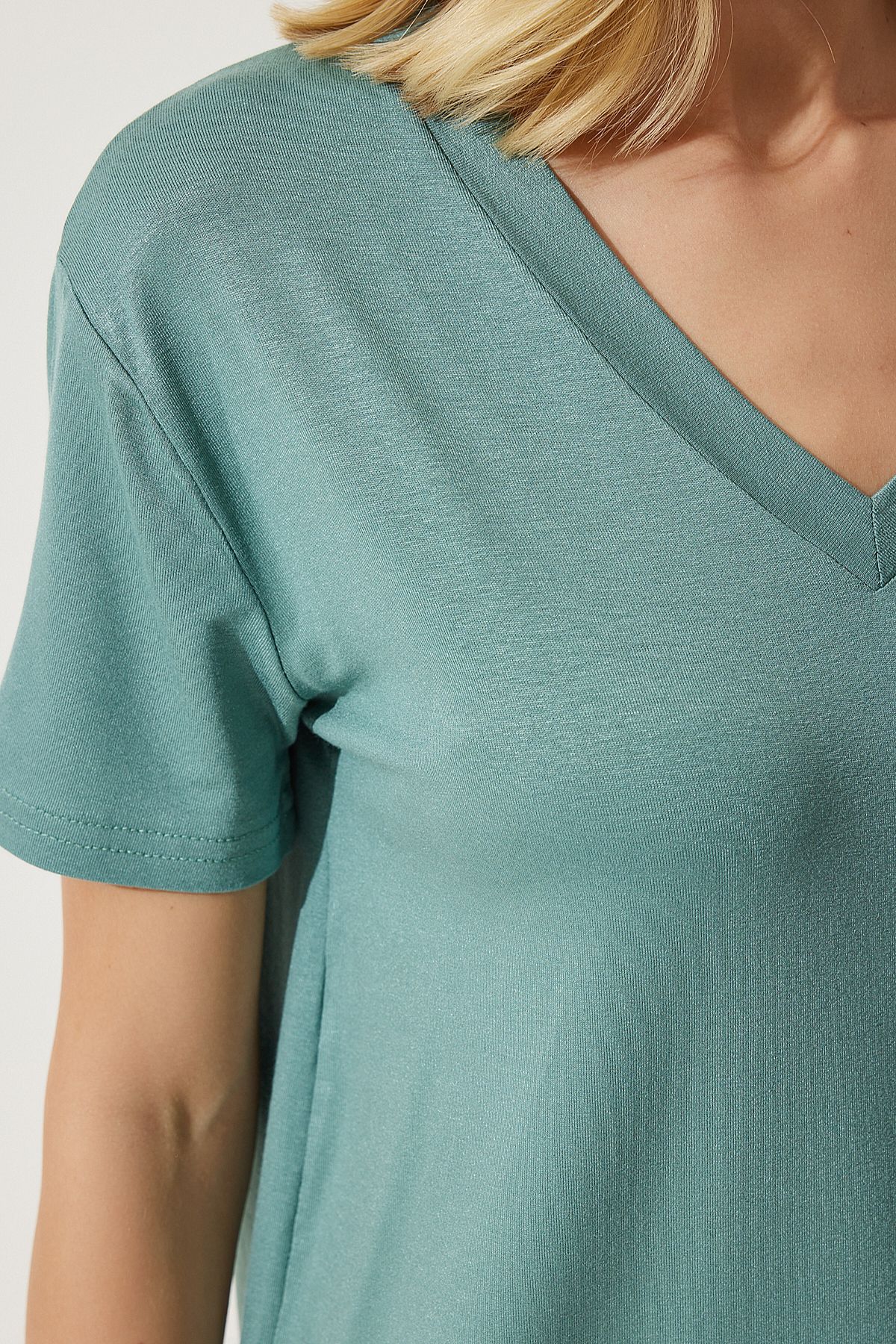 Çağla Yeşili V Yaka Basic Viskon Örme T-Shirt EN00613