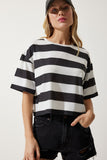 Beyaz Siyah Bisiklet Yaka Çizgili Crop Örme T-Shirt HF00452