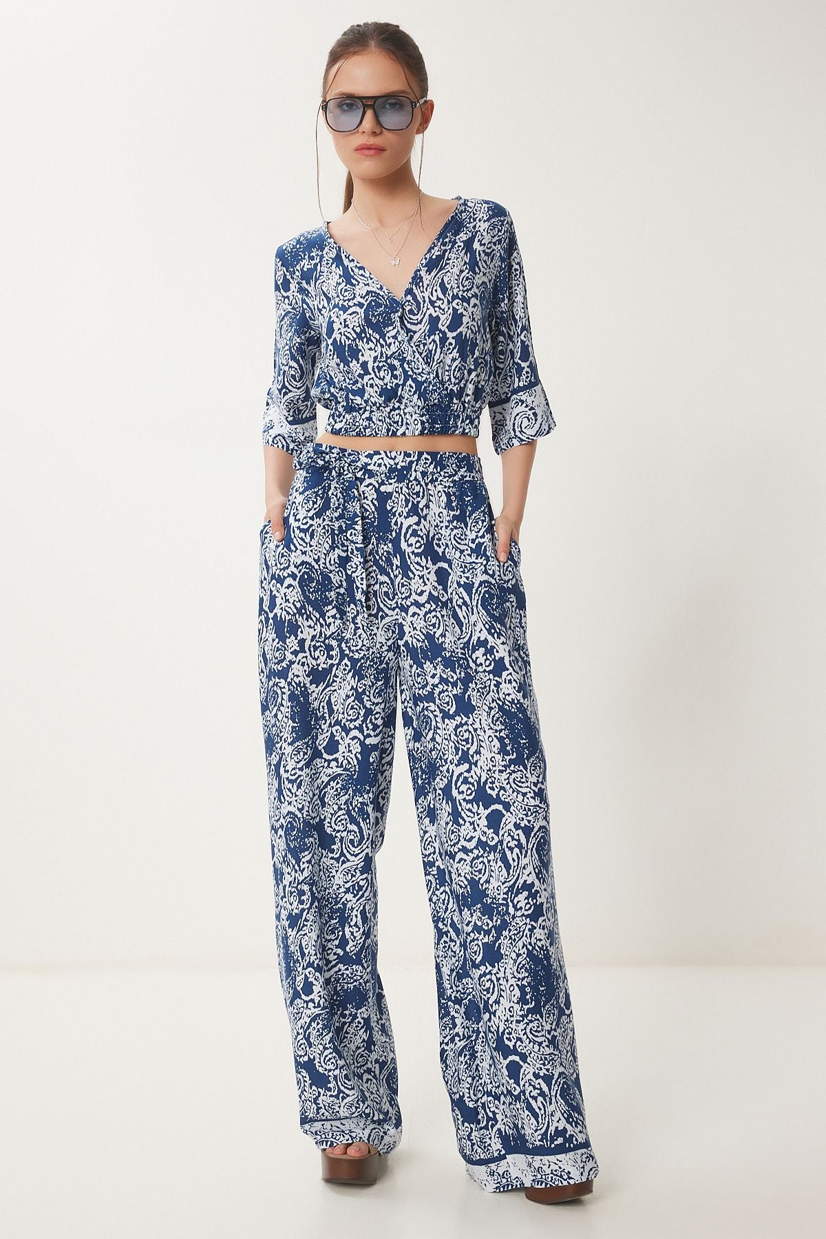 Lacivert Beyaz Desenli Crop Bluz Pantolon Takım ZV00270