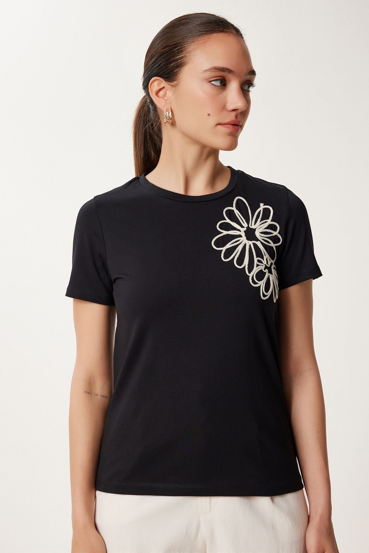 Siyah Çiçek Nakışlı Pamuklu Örme T-Shirt CR00488